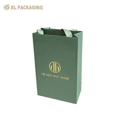 Προσαρμοσμένο χρυσό φύλλο λογότυπο Matte Sage Green Frosted Art Paper Gift Bag με ευρείες λαβίδες σατένης σε χρώμα